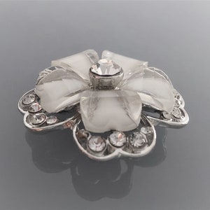 Bouton bijou fleur 25 mm argent, blanc et strass image 3