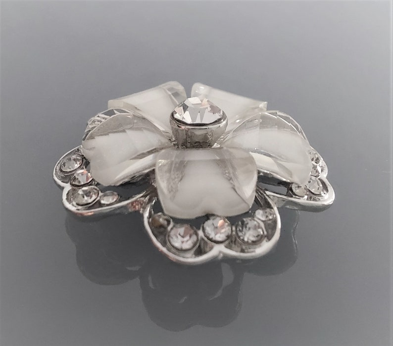 Bouton bijou fleur 25 mm argent, blanc et strass image 3