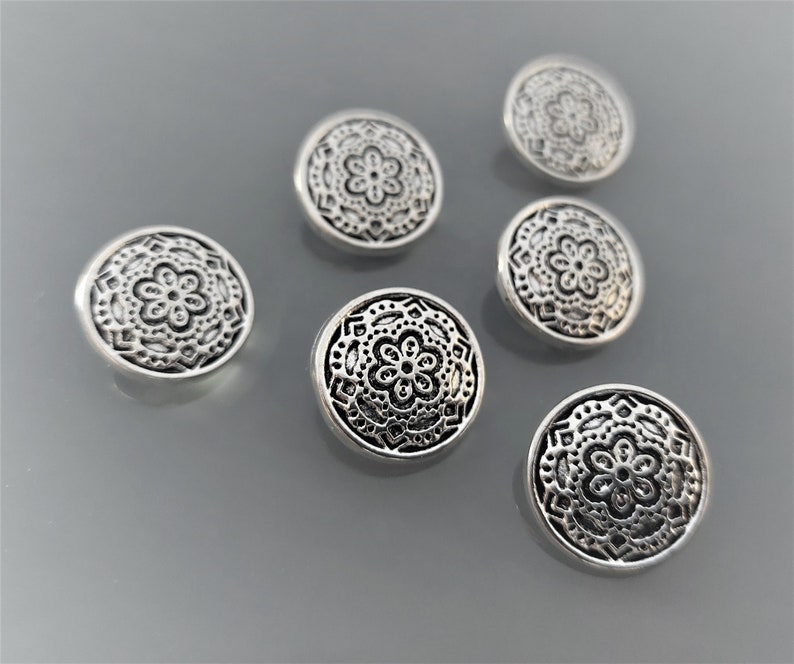 6 boutons ronds 19 mm métal gravé coloris argent image 2