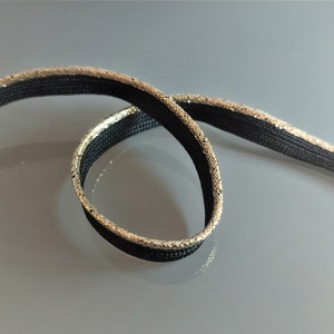 Passepoil noir avec bordure en fil lurex doré clair image 3
