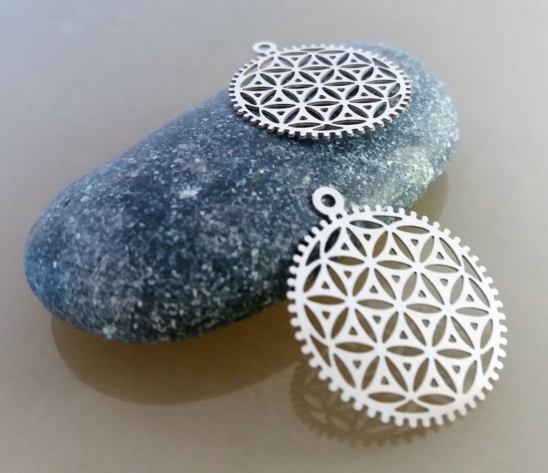 2 round pendants 2.6 cm metal silver color