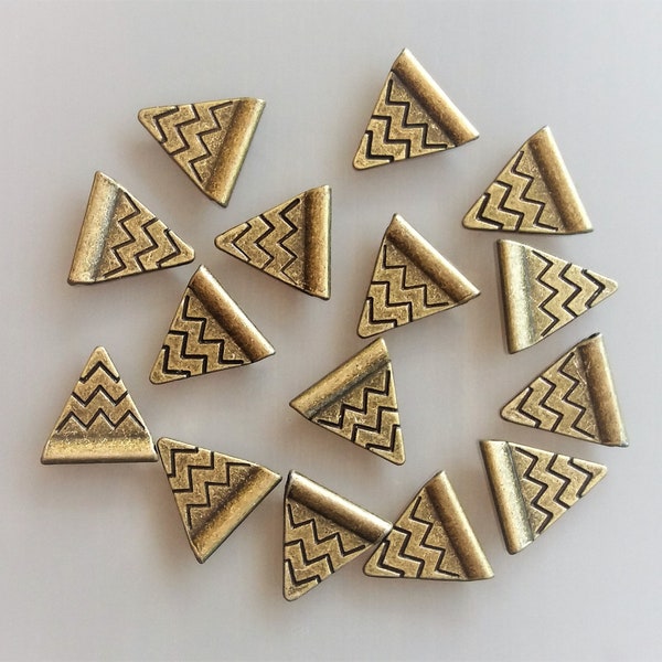 15 perles triangles 14 mm métal coloris bronze