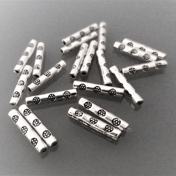 20 perles tubes 14mm gravées métal coloris argent