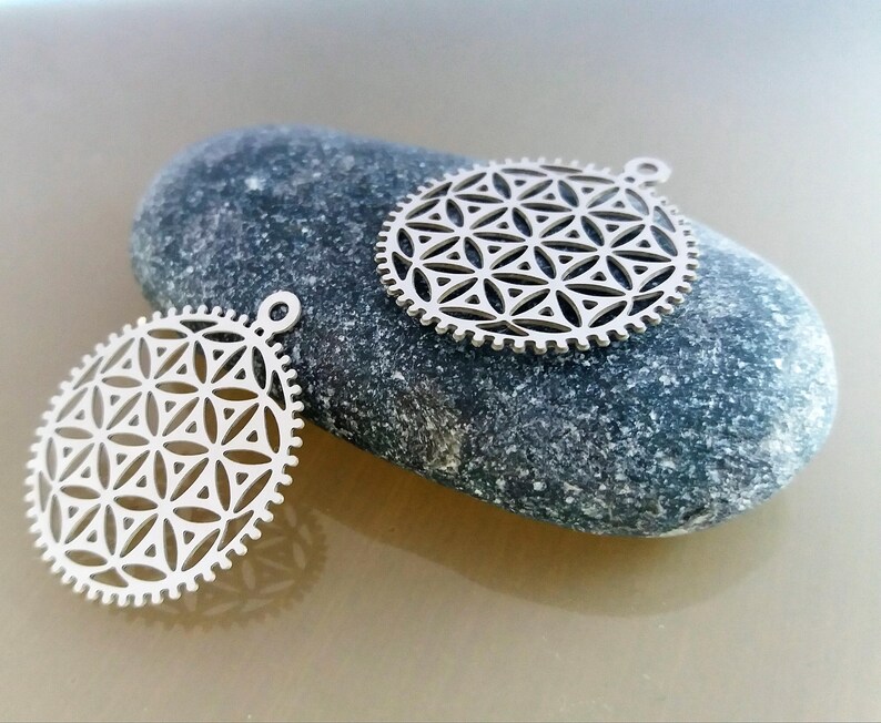 2 round pendants 2.6 cm metal silver color