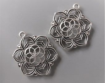 2 pendentifs fleurs ajourées 38 mm métal coloris argent noirci