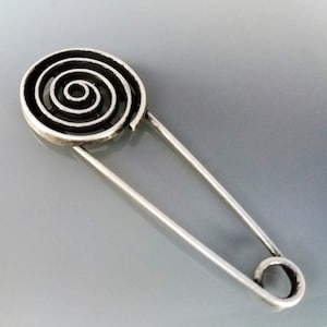 Brosche 7,5 cm Spiralkopf silberfarben geschwärzt