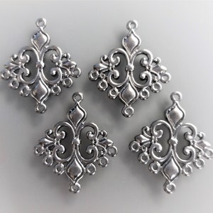 Può includere: Quattro ciondoli connettore in filigrana argentata a forma di diamante con intricati motivi floreali. Ogni ciondolo ha due anelli per il fissaggio a gioielli o altri lavoretti.