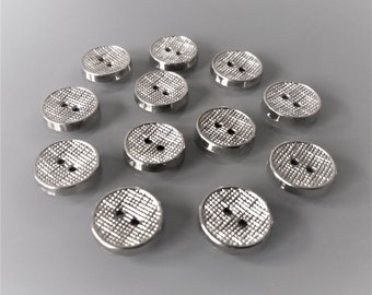 12 boutons ronds 13 mm coloris argent et texture quadrillé sur le dessus