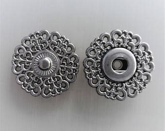 Grote decoratieve drukknoopsluiting 25 mm opengewerkt metaal donkergrijs metallic