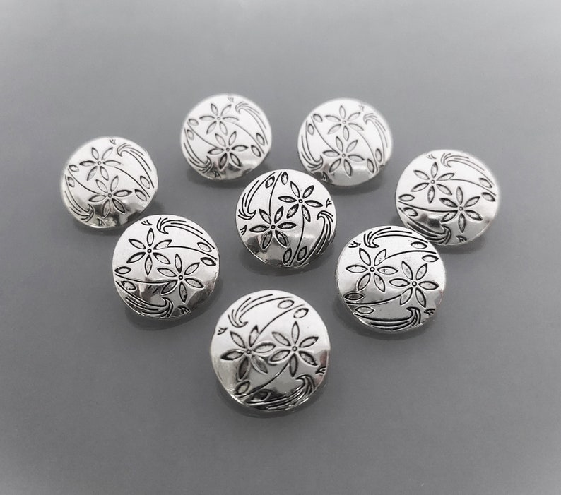 8 boutons ronds 17 mm métal gravé coloris argent image 1