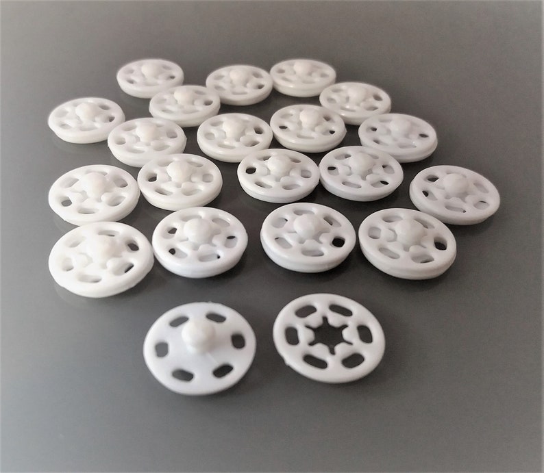 20 round snaps 15 mm white plastic image 1