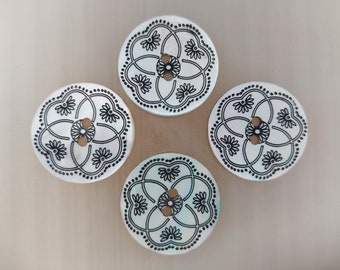 4 gros boutons 23 mm nacre naturelle gravée motifs noirs