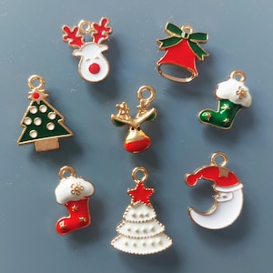 8 Christmas charms in gold-colored metal and red, green and white enamel