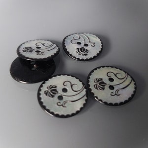 5 boutons ronds 18 mm en nacre gravés motifs noirs image 5