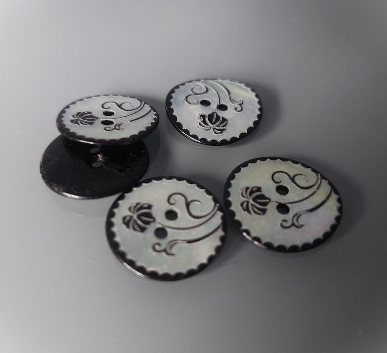 5 boutons ronds 18 mm en nacre gravés motifs noirs image 5