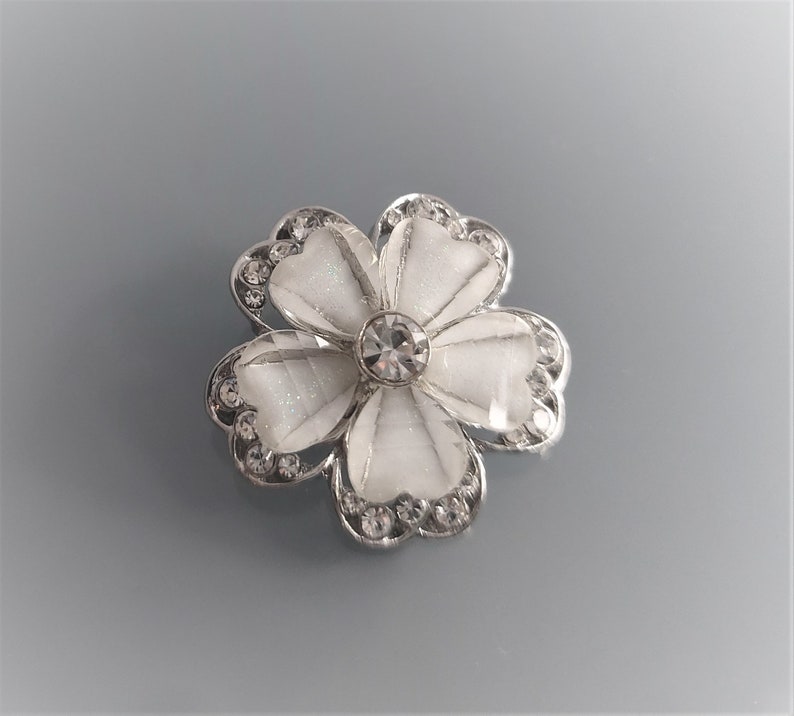 Bouton bijou fleur 25 mm argent, blanc et strass image 1