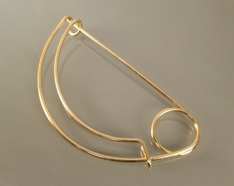 Brooch arch of a circle metal golden color