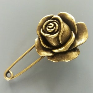 Brooch 5.8 cm with a rose metal bronze color