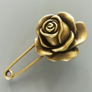5,8 cm große Brosche mit einer bronzefarbenen Metallrose