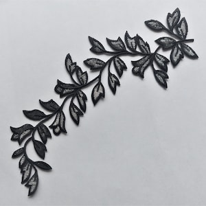 Bügelapplikation mit schwarz-silbernen gestickten Blättern, 24 cm