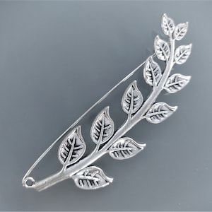 8.5 cm branch brooch with silver-colored metal leaves