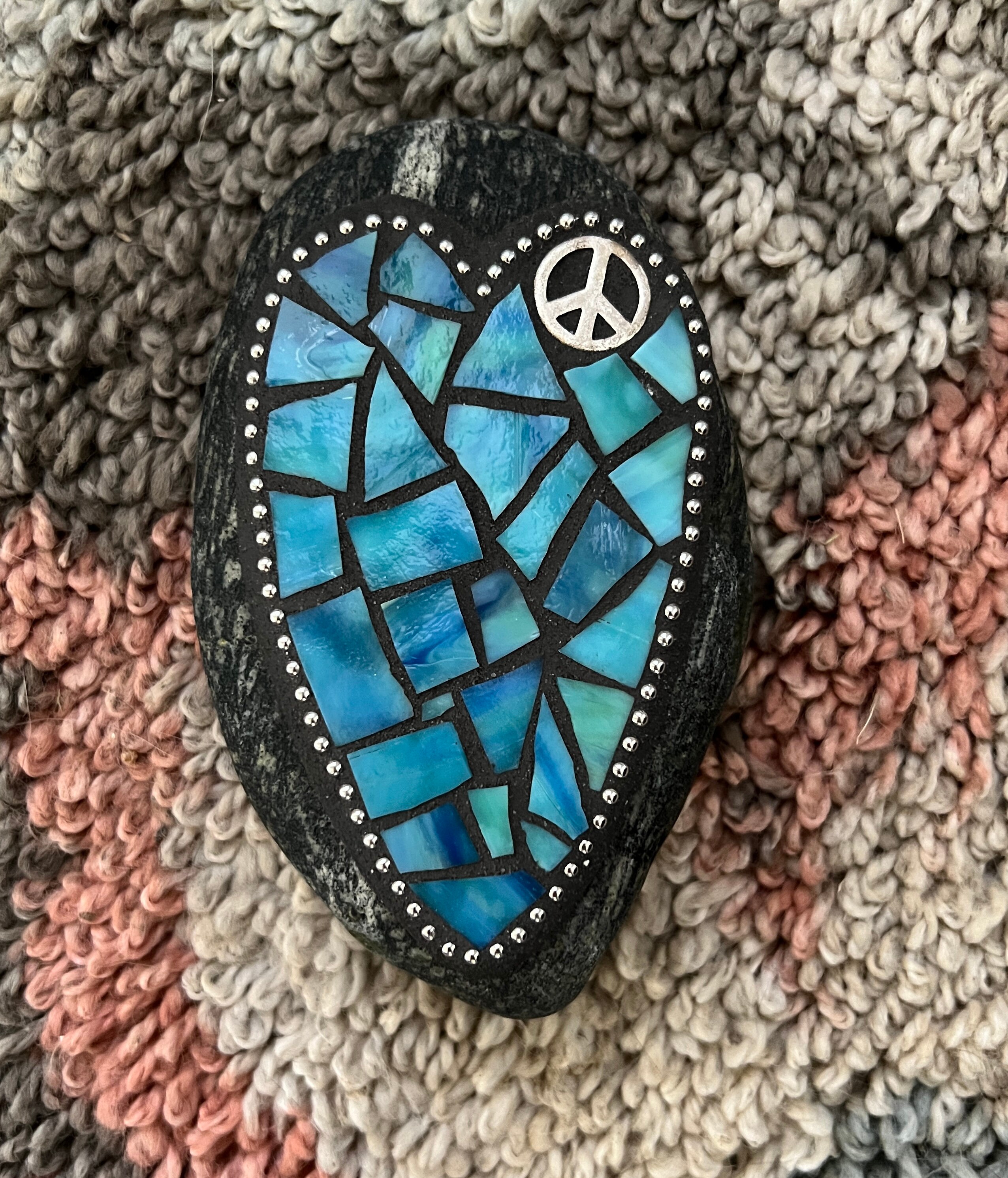 Free Shipping Heart Glass Mosaic Garden Stone Yard Art Paperweight Remembrance Stone peace sign