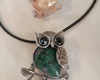 Set di spilla e collana con pietra naturale di eliotropio per gli amanti dei gufi! Verde rosa viola oro