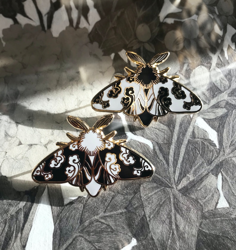 Cloud Moth A Grade Hard Enamel Pin imagen 3