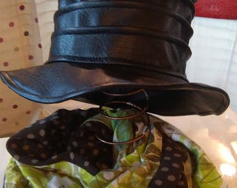 Hat Rain zwart kunstleer geplooid.