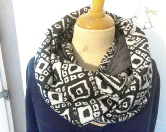 Snood femme imprimé à formes géométriques  gris et blanc.