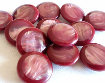 12 bottoni  piccoli 18 mm, di plastica,italiani, rosso bordeaux con effetto madreperla, anni 80 , simile madreperla, bombati.