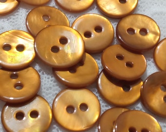 14 petits boutons, 11 mm, en nacre authentique laquée or jaune, fabriqués en Italie dans les années 1990, pour chemises, femmes, filles, poupées