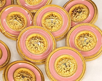 8 Bottoni 28 mm, rotondi metallo dorato oro e smalto rosa , con la testa di leone, piatti, con gambo, eleganti, vintage Italia anni 70