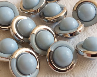 12 bottoni leggeri 18 mm argento lucido e celeste pastello, plastica, bottoni italiani 1980 molto leggeri