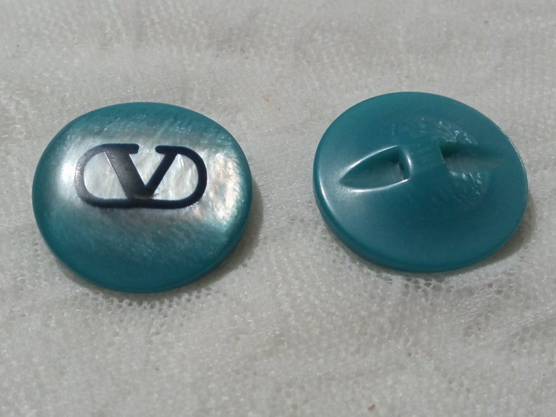 6 Bottoni plastica stile Valentino, 23 mm Italia azzurro striato effetto marmo, vintage italiano anni 1980 immagine 2