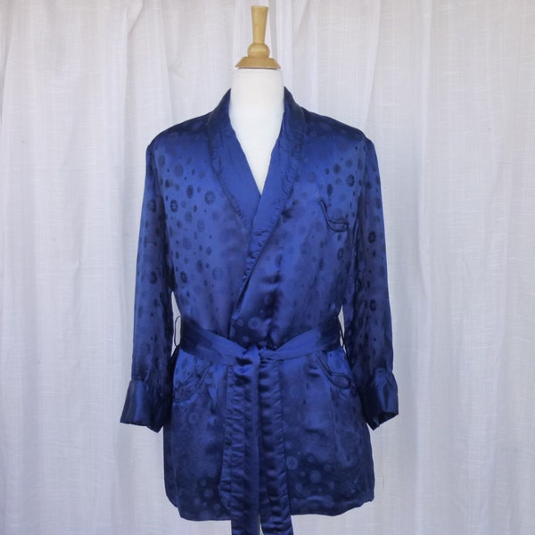 Vintage 50s 60s dinastía asiática brocado raso traje azul medio cuello de chal puños bolsillos franja correa salón Gentlemans Boho Glam Garb