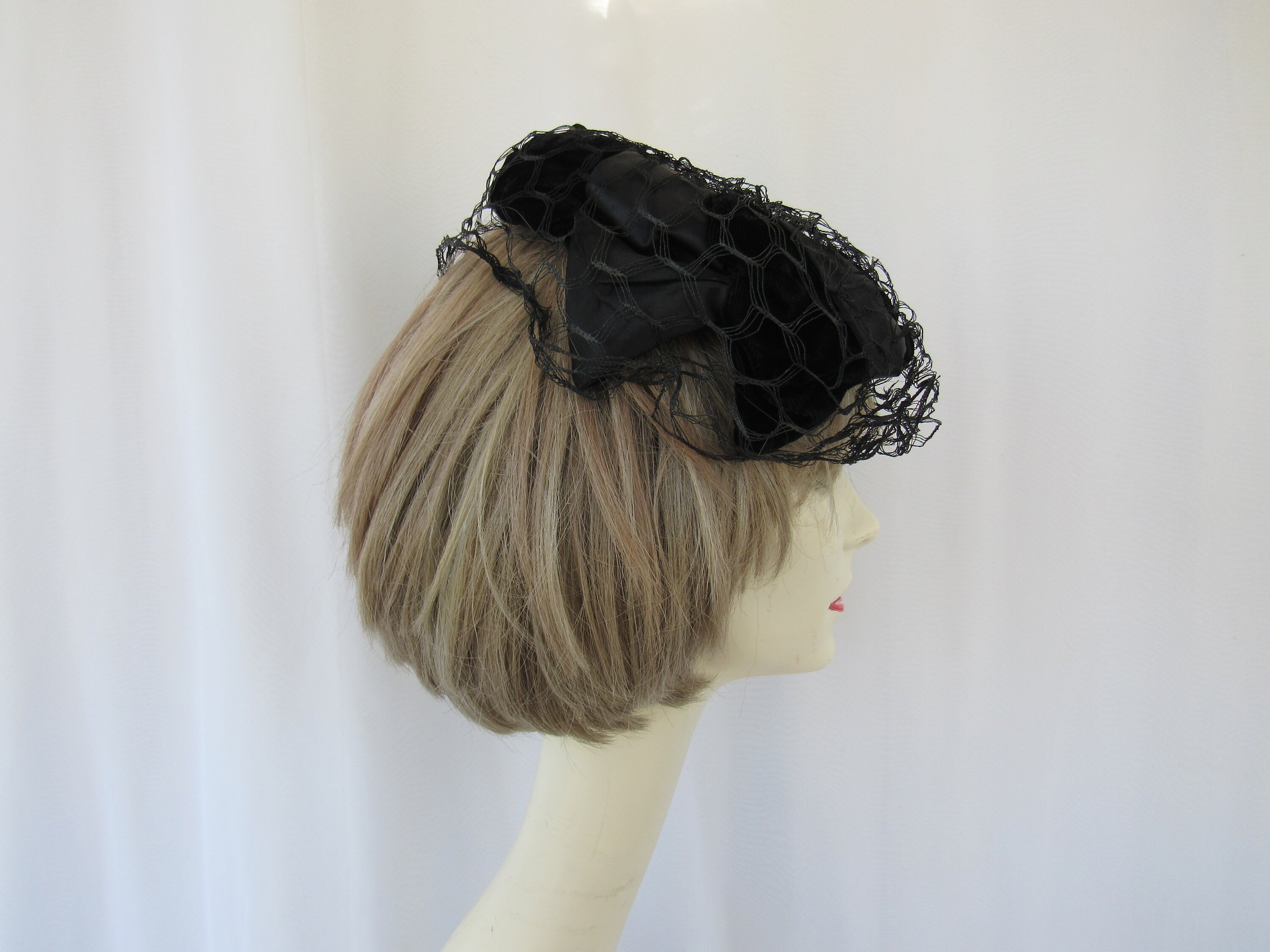 Vintage 40s 50s Black Velvet Half Hat: Satin Veil Headpiece  display picture 1