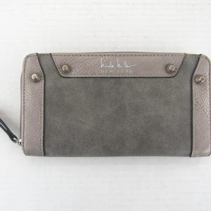Vintage des années 80 des années 90, designer simili cuir Nicole Miller NY clous léopard doublé long zippé sécurisé portefeuille rétro mod | lire la description | Déguisement glamour