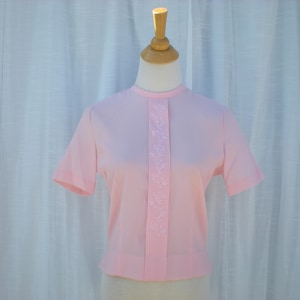 Vintage 50s 60s Judy Bond Embroidered Fitted Suit Blouse Top S Pastel Pink Silky Crepe Short Sleeve Retro | read description | Glam Garb