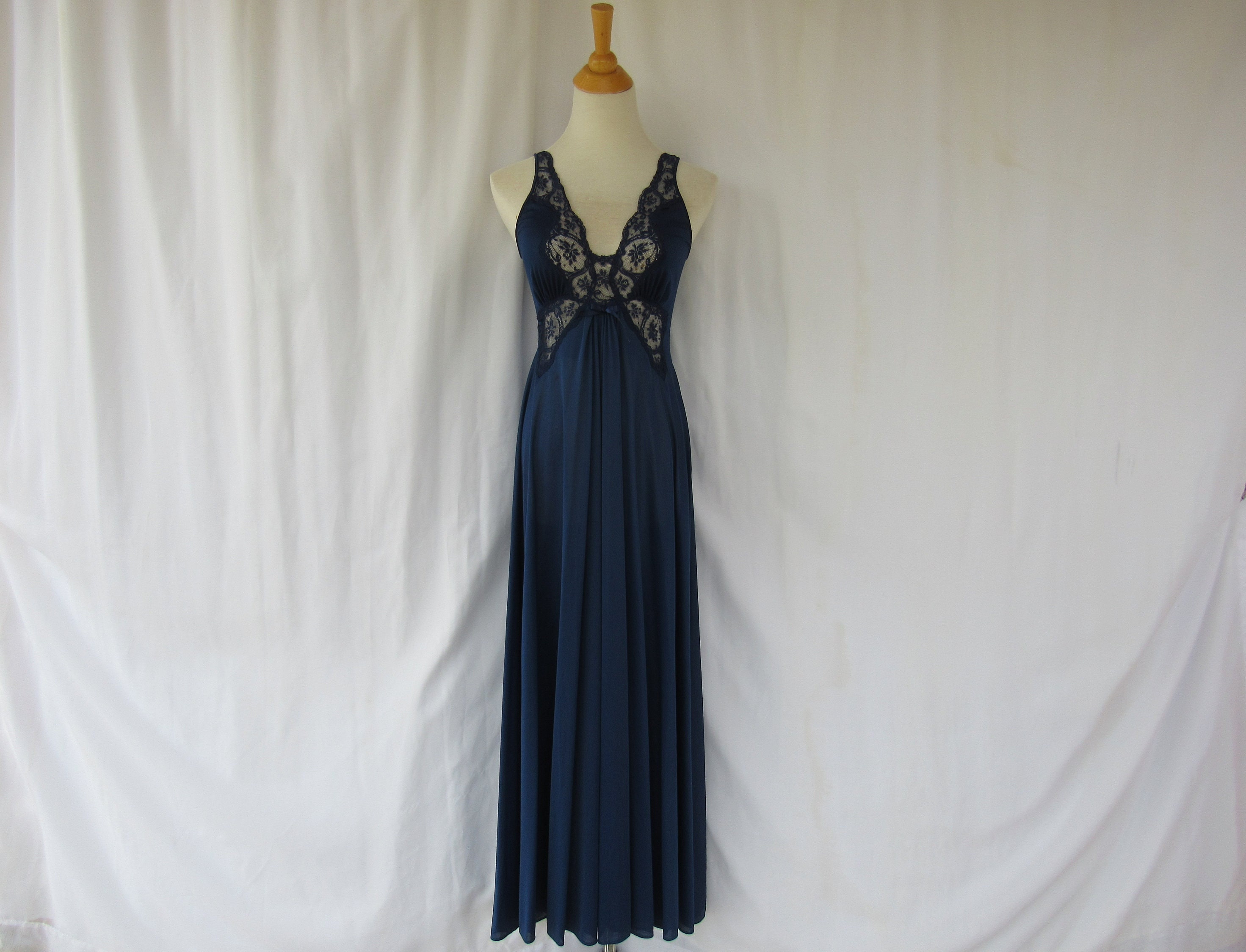 BEAUTIFUL VINTAGE OLGA BODYSILK SPANDEX LACE CHEVRON 17' GRAND SWEEP –  Vintage Clothing & Fashions