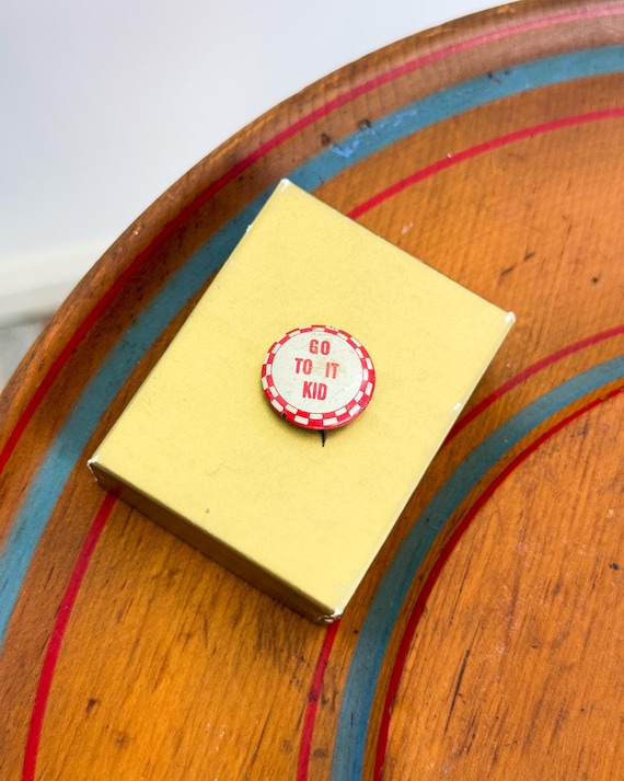 Vintage 1940s Go To It Kid Novelty Carnival Prize Mini Pinback Button
