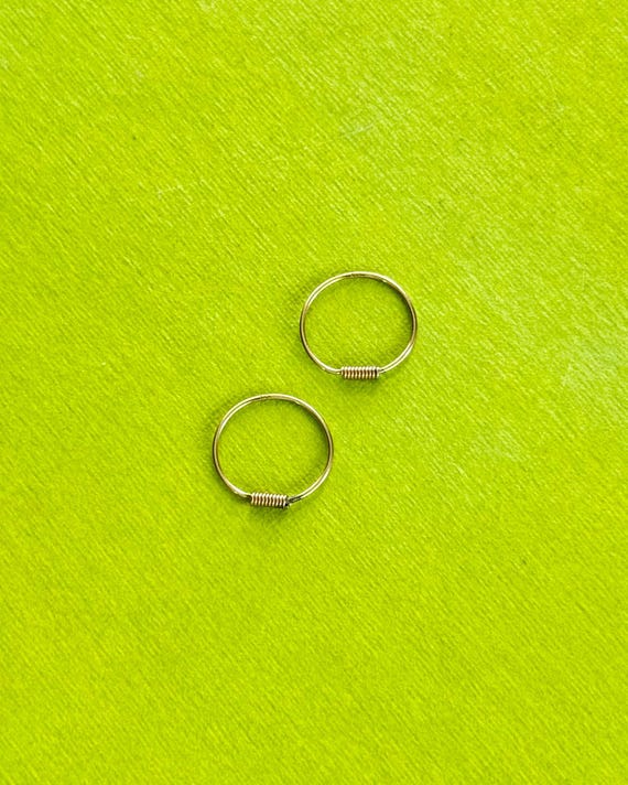 Vintage 14k Yellow Gold Minimalist Coil Huggie Hoop Earrings | 12mm