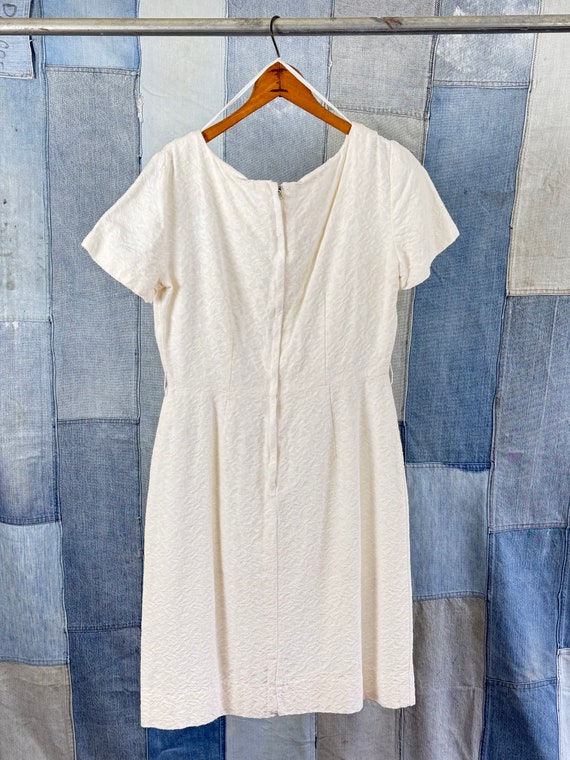 1960s White Brocade Wiggle Dress with Belt - image 4