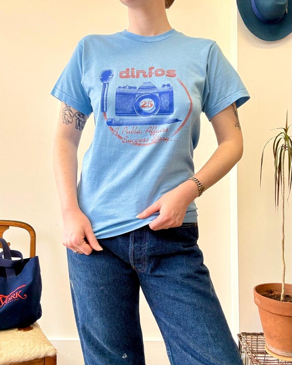Vintage 1980s Dinfos Journalism Camera Graphic T Shirt | small
