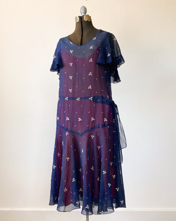 Embroidered Silk Antique 1920s Flapper Day Dress - image 1
