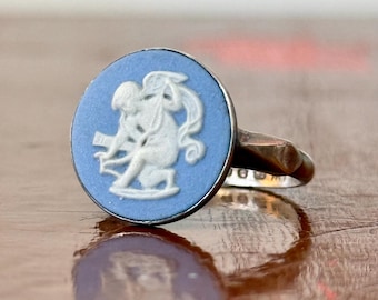 Anillo vintage de querubín en Wedgewood de jaspe azul en plata de ley / talla 6 1/4