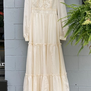 Vestido estilo pradera de gasa a rayas con corsé vintage de los años 70