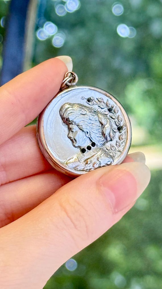 Antique Gibson Girl Art Nouveau Paste Silver Plated Round Locket