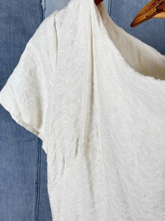 1960s White Brocade Wiggle Dress with Belt - image 3