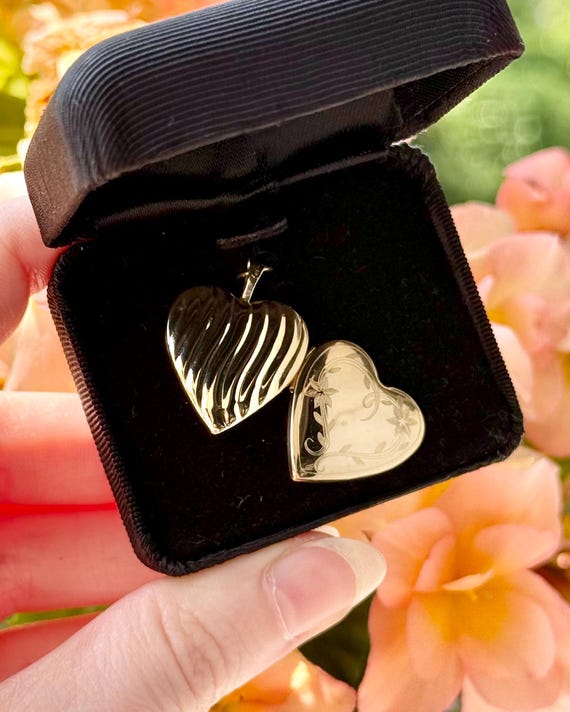 Vintage 10k Gold Double Sided Flower Wavy Heart Locket Pendant